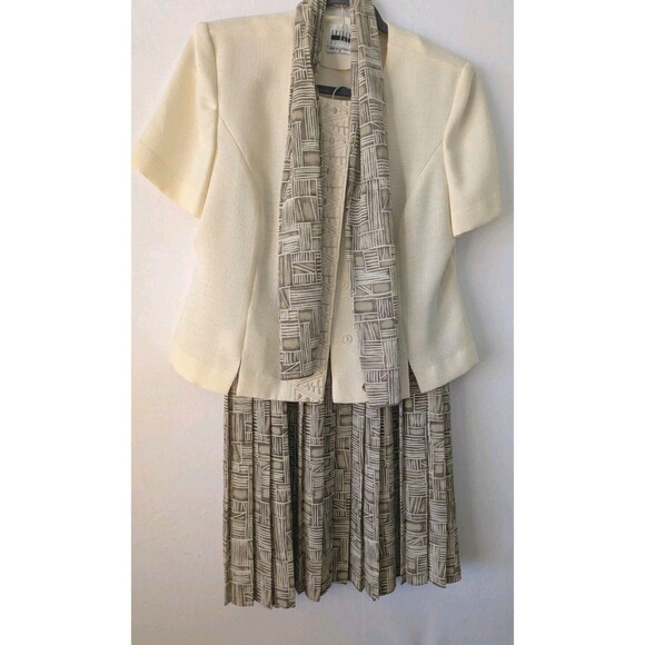 Vintage Leslie Fay Suit Women's Career Short Sleeve Jacket, Scarf & Skirt 12P - Picture 1 of 9